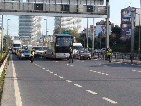 Ağaca asılı şüpheli çanta E-5'i kapattı