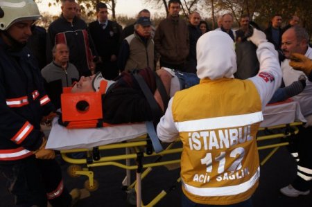 Ağaca çarpan otomobil hurdaya döndü: 2 yaralı