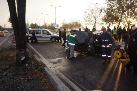 Ağaca çarpan otomobil hurdaya döndü: 2 yaralı