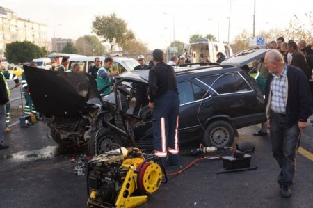 Ağaca çarpan otomobil hurdaya döndü: 2 yaralı