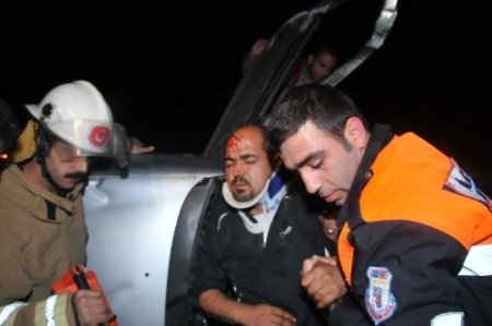 Ağaca çarpan sürücü araçta sıkıştı