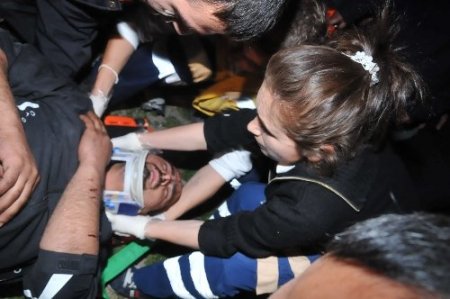 Ağaca çarpan sürücü araçta sıkıştı