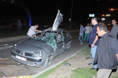 Ağaca çarpan sürücü araçta sıkıştı