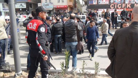 Ağanın topraklarını adına tapuladığını iddia eden köylüler baş kaldırdı