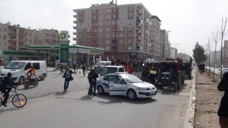 Ağanın topraklarını adına tapuladığını iddia eden köylüler baş kaldırdı