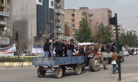 Ağanın topraklarını adına tapuladığını iddia eden köylüler baş kaldırdı
