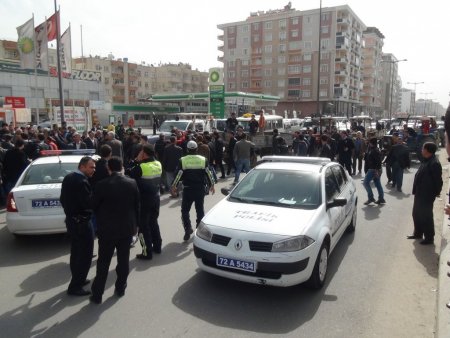 Ağanın topraklarını adına tapuladığını iddia eden köylüler baş kaldırdı