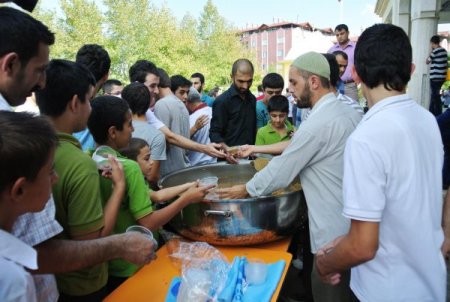 AGD üyesi üniversiteliler, cami cemaatine helva dağıttı