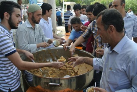 AGD üyesi üniversiteliler, cami cemaatine helva dağıttı