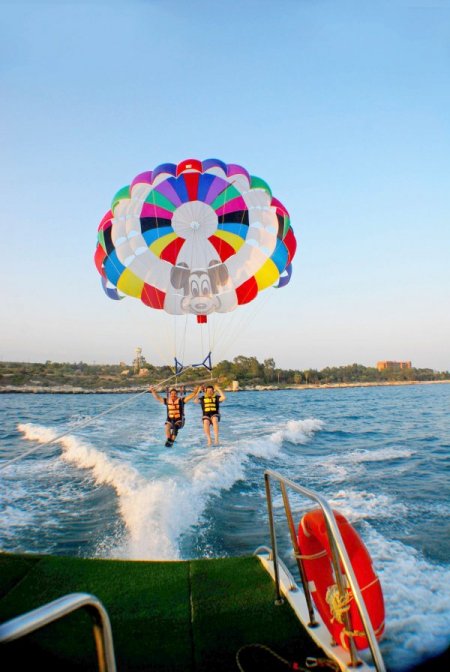 AGİD üyeleri hem daldı hem Kızkalesi’nin manzarasını paraşütle izledi