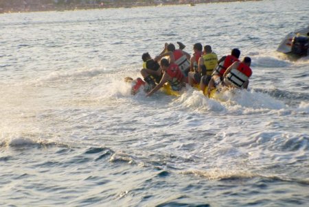 AGİD üyeleri hem daldı hem Kızkalesi’nin manzarasını paraşütle izledi