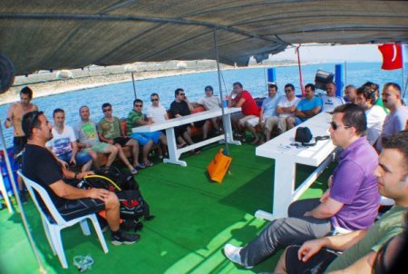 AGİD üyeleri hem daldı hem Kızkalesi’nin manzarasını paraşütle izledi