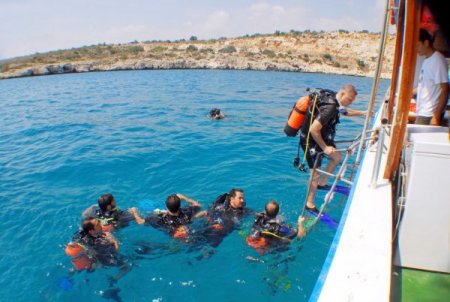 AGİD üyeleri hem daldı hem Kızkalesi’nin manzarasını paraşütle izledi