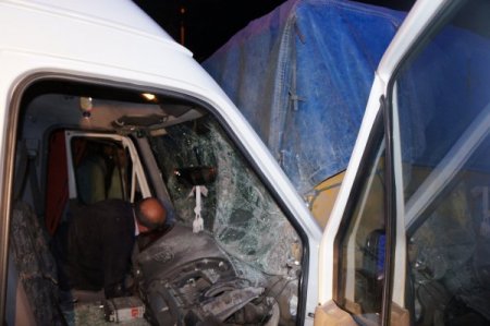 Ağır yaralı sürücü sıkıştığı yerden güçlükle çıkarıldı