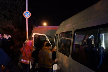 Ağır yaralı sürücü sıkıştığı yerden güçlükle çıkarıldı