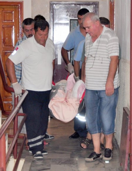 Ağırlığı Nedeniyle Yaşlı Kadını Evden İtfaiye Güçlükle Çıkartabildi