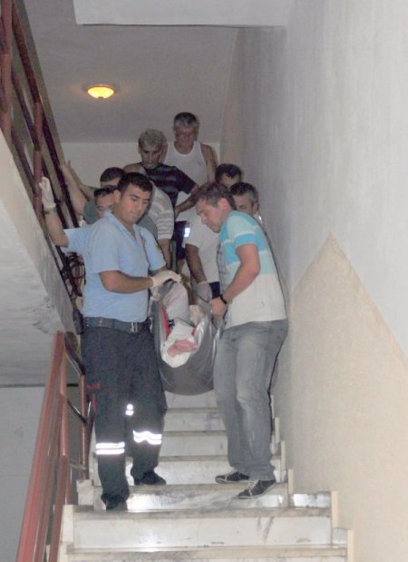 Ağırlığı Nedeniyle Yaşlı Kadını Evden İtfaiye Güçlükle Çıkartabildi