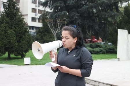 Ağızlarını bantla kapatarak hükümete tepki gösterdiler