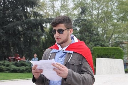 Ağızlarını bantla kapatarak hükümete tepki gösterdiler