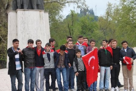 Ağızlarını bantla kapatarak hükümete tepki gösterdiler