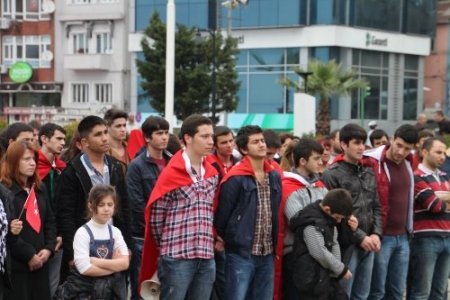 Ağızlarını bantla kapatarak hükümete tepki gösterdiler