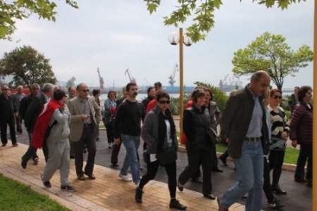 Ağızlarını bantla kapatarak hükümete tepki gösterdiler