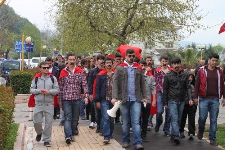 Ağızlarını bantla kapatarak hükümete tepki gösterdiler