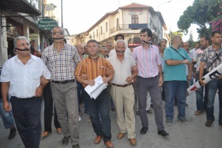 Ağızlarını siyah bantla kapatan grup 12 Eylül'ü protesto etti