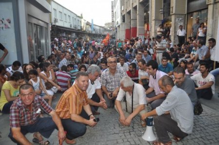 Ağızlarını siyah bantla kapatan grup 12 Eylül'ü protesto etti