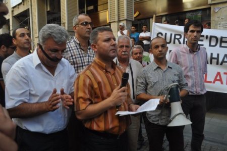 Ağızlarını siyah bantla kapatan grup 12 Eylül'ü protesto etti