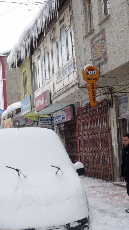 Ağrı Belediyesi, kar temizleme çalışmalarını sürdürüyor