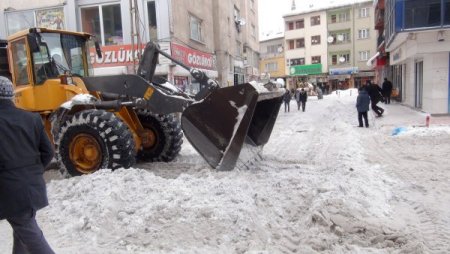 Ağrı Belediyesi, kar temizleme çalışmalarını sürdürüyor