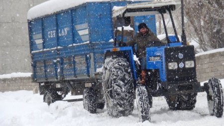 Ağrı Belediyesi, kar temizleme çalışmalarını sürdürüyor