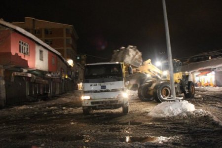 Ağrı Belediyesi kar temizleme çalışmalarını sürdürüyor