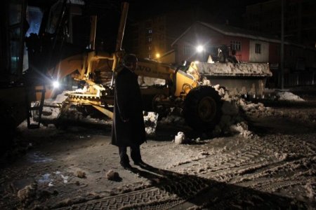 Ağrı Belediyesi kar temizleme çalışmalarını sürdürüyor