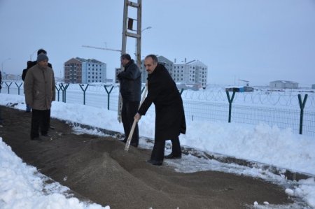 Ağrı Belediyesi soğuk ve kara rağmen çalışıyor