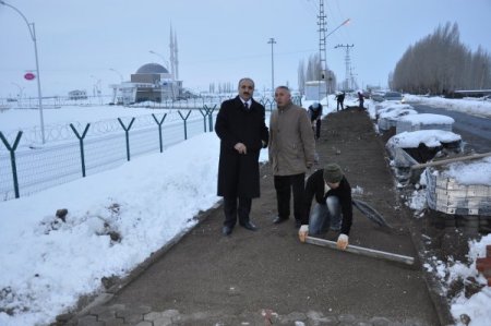 Ağrı Belediyesi soğuk ve kara rağmen çalışıyor