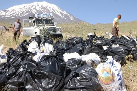 Ağrı Dağı'nda Bin Torba Çöp Toplandı