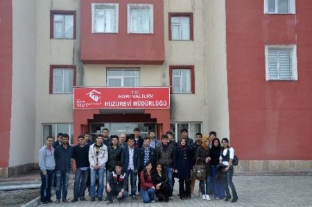 Ağrı İbrahim Çeçen Üniversitesi öğrencileri huzurevini ziyaret etti