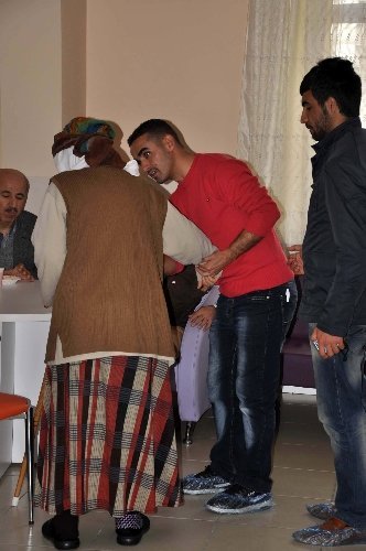 Ağrı İbrahim Çeçen Üniversitesi öğrencileri huzurevini ziyaret etti