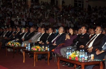 Ağrı Protokolü Erzurum'da Türkçe Olimpiyatları'na Katıldı