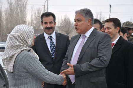 Ağrı Valisi Tekinarslan, protokolle Patnos'a çıkarma yaptı