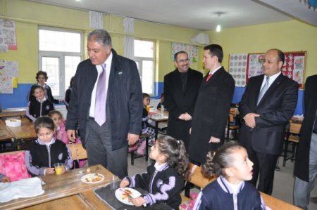 Ağrı Valisi Tekinarslan, protokolle Patnos'a çıkarma yaptı