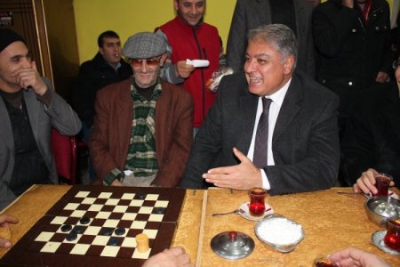 Ağrı Valisi'nin akşam vakti esnaf ziyareti Doğubayazıtlıları şaşırttı