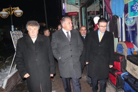 Ağrı Valisi'nin akşam vakti esnaf ziyareti Doğubayazıtlıları şaşırttı