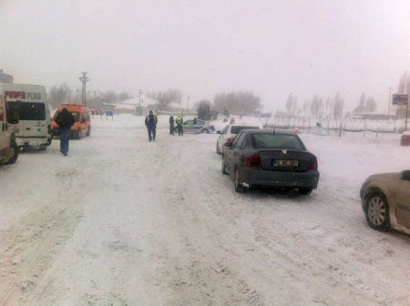 Ağrı-van Karayolu Düşen Çığ Yüzünden Ulaşıma Kapandı