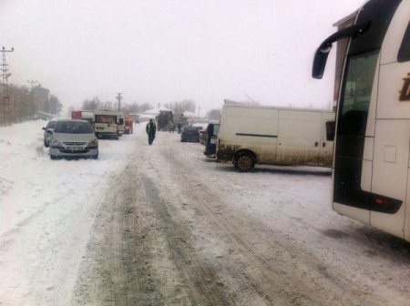 Ağrı-van Karayolu Düşen Çığ Yüzünden Ulaşıma Kapandı
