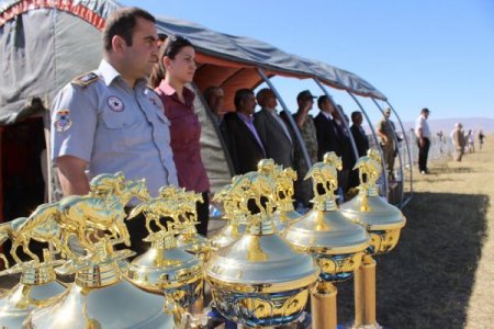 Ağrı'da düzenlenen mahalli at yarışları büyük çekişmeye sahne oldu