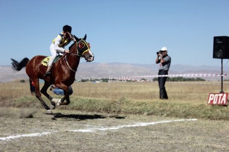 Ağrı'da düzenlenen mahalli at yarışları büyük çekişmeye sahne oldu