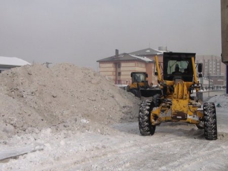 Ağrı'da kar ve buz temizleme çalışmaları sürüyor